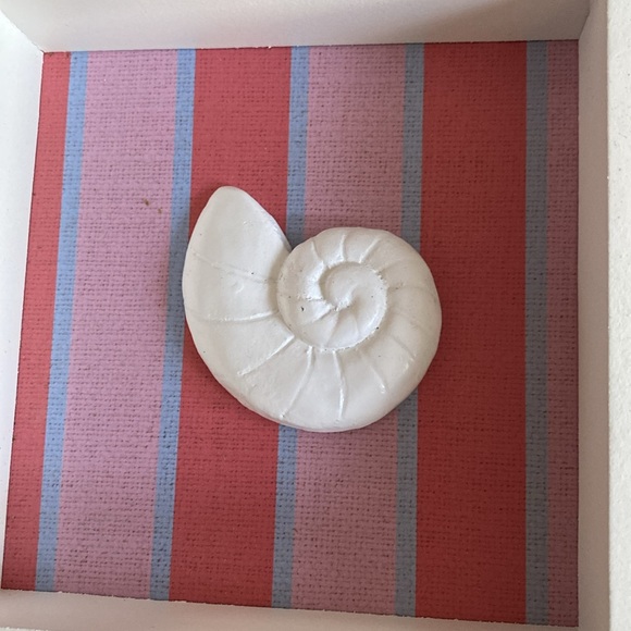 Cute framed picture of a shell for that beach house esthetic. - Picture 2 of 10